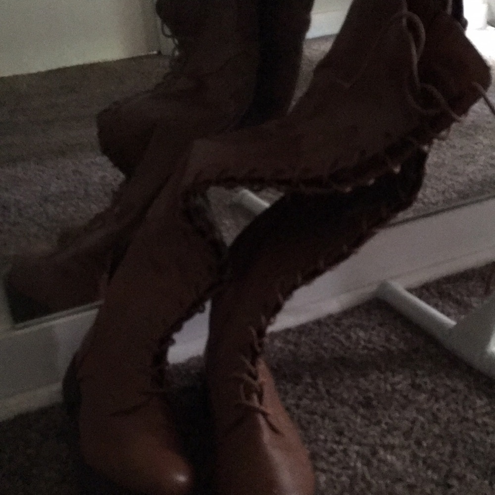 Large 👢 - Picture 2 of 3